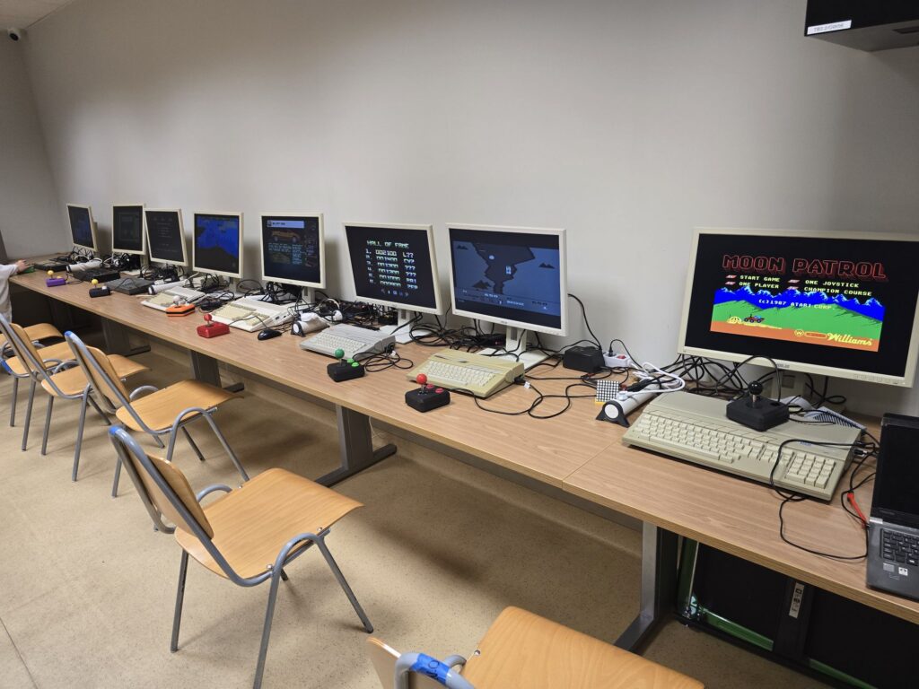 Komputery retro w Dojo Retro na Hikari 2025 w Poznaniu.